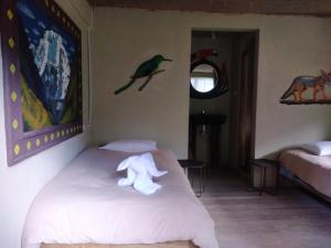 圣特雷莎Salkantay Hostel Chaullay的一间卧室,床上有泰迪熊