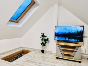 苏恰瓦Altheda Living Tiny House的平面电视坐在一个房间里