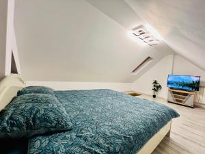 苏恰瓦Altheda Living Tiny House的一间卧室配有一张床和一台平面电视