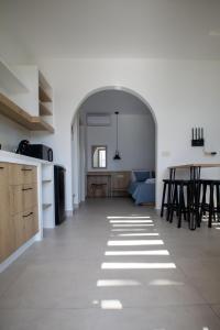 斯基罗斯岛Kotinos Luxury Suites的开放式厨房以及带蓝色沙发的客厅。