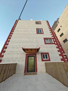 瓦迪穆萨iHome Petra的红色点缀的白色砖砌建筑