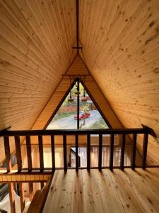 安布罗劳里Agaruka Cabin Racha的木制天花板上设有大窗户的客房