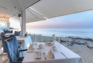 卡门港拉尼德豪华酒店 - 仅限成人的一张餐桌,享有海滩美景