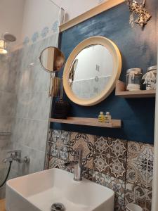 埃尔莫波利斯Locadiera Pansion的一间带水槽和镜子的浴室