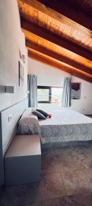 CiaramitiB&B Casale Pietrantica Tropea的一间卧室配有一张床,卧室配有长凳