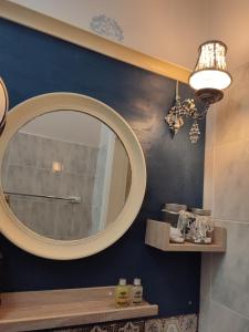 埃尔莫波利斯Locadiera Pansion的浴室设有蓝色墙壁上的镜子
