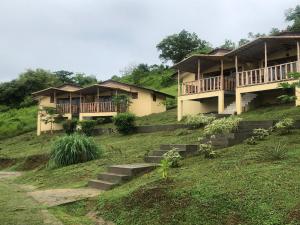 Pueblo NuevoGatun Lake Lodge Hotel的山丘上一群房子,有楼梯