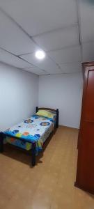 卡塔赫纳apartamento amoblado en cartagena , martha的卧室中间设有一张床