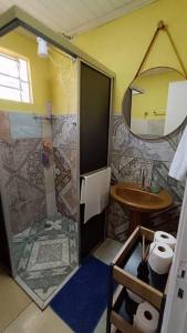 圣若泽杜斯皮尼艾斯Chácara do Sapé的带淋浴和盥洗盆的浴室