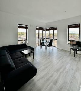 沃特福德Stunning City Centre Apartments的客厅配有黑色沙发和桌子