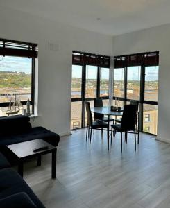 沃特福德Stunning City Centre Apartments的客厅配有桌椅和窗户。