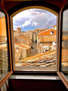 维泰博Nazareth Residence的从窗户可欣赏到城市美景