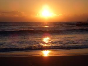 下田伊豆急酒店的海滩上的日落与海洋