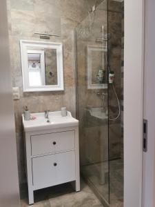 特伦钦温泉镇Apartmán PAWLONIA的浴室配有白色水槽和淋浴。
