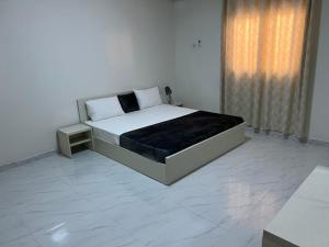 努瓦克肖特1704 B Tevragh zeina的白色的卧室设有一张大床和一个窗户