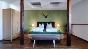 韦尼格罗德Traditions - Hotel "Zur Tanne"的一间卧室配有一张床和一把椅子