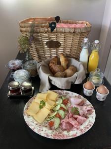 皮滕Bed and Breakfast Bakrust, met privé sauna Putten的一张桌子,上面放着一盘食物和一篮面包
