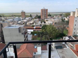 圣尼古拉斯Dpto. Rivadavia con vista al río的阳台享有城市美景。