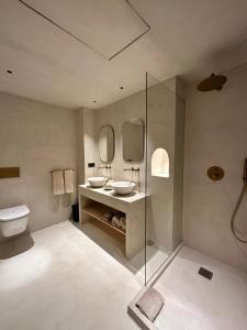 萨拉戈萨阿维尼达酒店的一间带两个盥洗盆和卫生间的浴室