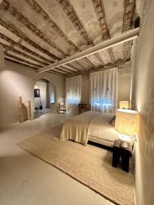 萨拉戈萨阿维尼达酒店的一间卧室设有一张带格子天花板的大床