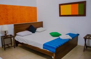 丹不拉Star Dambulla的一间卧室配有一张带蓝色靠垫的大床