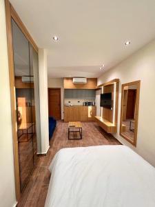 开罗Elite Hospitality的一间卧室设有一张床和一间客厅。