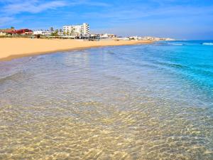 托雷维耶哈Chalet en La Mata a 50 metros de la playa的享有海滩和大海的景色。