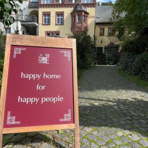 摩泽尔河畔的泽尔Haus Till E的表示幸福的家园的标志