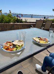 圣地亚哥Bay Beach Bungalow的海滩餐桌上的两盘食物