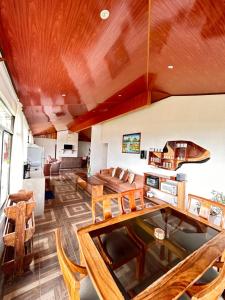 蒙泰韦尔德哥斯达黎加Monteverde Ecolove的客厅设有木制天花板和桌椅