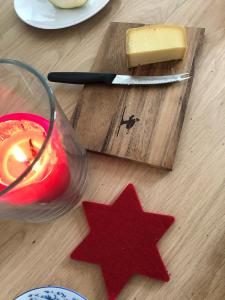 PlattaSonnendurchflutete Familienwohnung的木板,上面有一块奶酪和一颗星