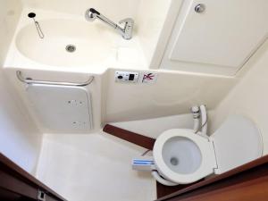 康斯坦察Yacht Bavaria 42 - Roxana的一间带卫生间和水槽的小浴室