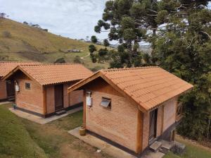 圣安东尼奥-杜皮尼亚尔Solar dos Pinhais的享有山丘上两栋小屋的顶部景致