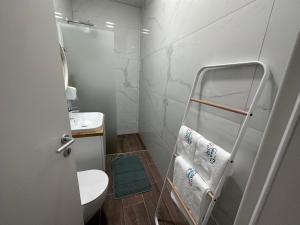 地拉那107 Dreams的一间带卫生间、水槽和镜子的浴室