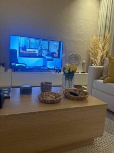 Three Bedroom furnished apartment in north Riyadh的电视和/或娱乐中心