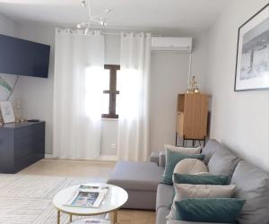 阿尔布费拉Feliz Algarve的客厅配有沙发和桌子