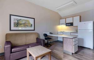 普莱诺酒店Extended Stay America - 达拉斯 - 普莱诺景观道路的客厅配有沙发和书桌。