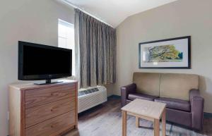 普莱诺酒店Extended Stay America - 达拉斯 - 普莱诺景观道路的带沙发和平面电视的客厅