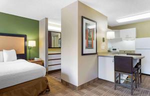 休斯顿美国长住酒店 - 休斯顿 - 广场 - 住宅区的酒店客房配有一张床、一张书桌和一间厨房。