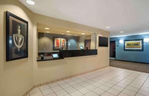 肯纳Extended Stay America Select Suites - New Orleans - Airport的大堂,带等候室的酒店