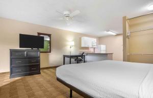 肯纳Extended Stay America Select Suites - New Orleans - Airport的配有一张床和一台平面电视的酒店客房