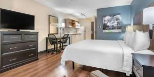 贝尔蒙Extended Stay America Premier Suites - San Francisco - Belmont的酒店客房设有一张大床和一张书桌。