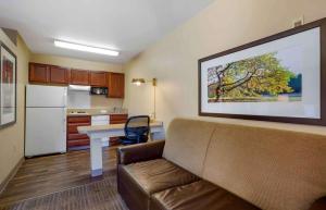 凤凰城Extended Stay America酒店 - 凤凰城 - 机场 - 东橡树街的带沙发的客厅和厨房