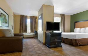凤凰城Extended Stay America酒店 - 凤凰城 - 机场 - 东橡树街的配有一张床和一台平面电视的酒店客房