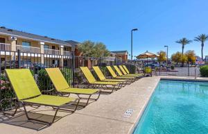 凤凰城Extended Stay America酒店 - 凤凰城 - 机场 - 东橡树街的游泳池旁的一排躺椅