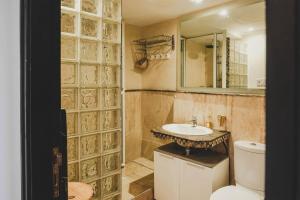 马拉喀什Magnifiaue appart的一间带水槽、卫生间和镜子的浴室
