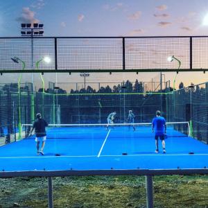 圣克鲁兹Parronales de Los Boldos的一群人在网球场打网球