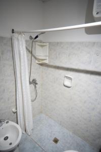 米纳斯Casa amueblada en centro de Minas, Lavalleja的带淋浴和盥洗盆的浴室