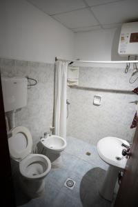 米纳斯Casa amueblada en centro de Minas, Lavalleja的浴室设有2个卫生间和水槽