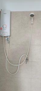 Ban NuaMoon Travel Phangan的浴室内连接淋浴的白色软管